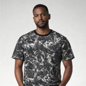 Nike Men's Black and White Leaf Print Tee
